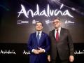 El presidente de la Junta, Juanma Moreno, junto al consejero de Turismo, Arturo Bernal, en Fitur