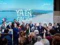 Presentación de la campaña 'Galicia, terra acolledora'

Rueda erige la hospitalidad en valor clave del turismo gallego durante la presentación de la campaña 'Galicia, Terra acolledora' 

   MADRID / SANTIAGO DE COMPOSTELA, 22 (EUROPA PRESS) 

   Una Galicia hospitalaria "con los brazos abiertos", una "tierra acogedora", que funciona como "refugio climático" y donde, además, "se come bien". Así ha presentado el Gobierno gallego, con su titular, Alfonso Rueda, al frente, la campaña turística autonómica para promocionar la comunidad en la Feria Internacional de Turismo (Fitur) que se celebra en Madrid.

    Rueda, que pasará prácticamente toda la jornada en Fitur, ha sido uno de los protagonistas del acto de exhibición de la campaña 'Galicia, Terra acolledora', de Turismo de Galicia, un evento en el que han estado presentes numerosas autoridades y en el que, además de poner el foco en la "enorme oportunidad" que ofrece el Xacobeo de 2027, ha lanzado un mensaje claro: Galicia quiere ser la "casa de todos".

    "Somos los amigos de todo el mundo, la gente que todo el mundo quiere en todas partes, esa calidad que todo el mundo aprecia", ha aseverado el mandatario, quien ya en ocasiones anteriores ha repudiado públicamente polémicas como las vinculadas a las críticas a los 'fodechinchos' --un término que, en modo coloquial, se usa para definir a visitantes que llegan de fuera de Galicia y no respetan o se adaptan a las costumbres locales--.

    Por ello, con el alcalde de Madrid, José Luis Martínez-Almeida, quien también ha intervenido, como "embajador de Galicia" en el propio acto, y tras defender la buena relación con los madrileños y de aplaudir el concepto de "madrigallego", como antes se había definido el propio regidor, Rueda ha proclamado que en Galicia "no sobra nadie".

   Por su parte, Martínez-Almeida ha bromeado con que el año pasado "solo" estuvo tres veces en Galicia, siendo una de ellas su despedida de soltero, que celebró en A C