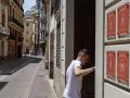 Un hombre entra a un bloque de apartamentos turísticos de la ciudad de Valencia