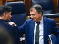 Aitor Esteban, del PNV, conversa con Gabriel Rufián, de ERC