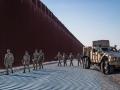 Soldados estadounidenses en un tramo de la frontera con México en San Diego (California)