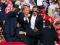 El candidato republicano Donald Trump es visto con sangre en su rostro rodeado de agentes del servicio secreto, incluido Sean Curran