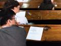 (Foto de ARCHIVO)
Dos alumnos esperan a empezar el examen en un aula de la Facultad de Derecho, día que comienzan las pruebas de acceso a la universidad del año 2022, en la Facultad de Derecho de la Universidad Complutense de Madrid, a 6 de junio de 2022, en Madrid (España). Un total de 38.220 estudiantes se enfrentan desde hoy a las pruebas de Evaluación de Acceso a la Universidad (EvAU) 2022 en la Comunidad de Madrid en las seis universidades públicas de la región. En el Distrito único de Madrid, la prueba de la EvAU se celebrará los días 6, 7, 8, 9 y 10 de junio. Con el objetivo de evitar aglomeraciones, los exámenes de las asignaturas troncales obligatorias se han desdoblado en dos días.

Gustavo Valiente / Europa Press
06 JUNIO 2022;UNIVERSIDAD;UCM;COMUNIDAD DE MADRID;EVAU;SELECTIVIDAD
06/6/2022