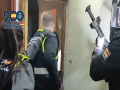 Agentes entrando al narcopiso de Parla