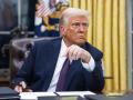 Donald Trump durante la firma de órdenes ejecutivas en la Casa Blanca en su primer día de mandato