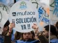 Varias personas durante una concentración, frente a la sede central de Muface
