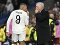 Carlo Ancelotti y Kylian Mbappé hablando durante un partido