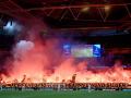 Los aficionados del Dortmund encienden bengalas en Wembley durante la pasada final de la Champions