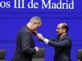 El Rey recibe la Medalla de honor de la Universidad Carlos III de manos del rector, Ángel Arias