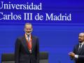 El rey Felipe VI sonríe tras recibir la medalla de honor de la Universidad Carlos III de manos del rector de la Universidad Carlos III, Ángel Arias - EFE