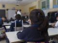 Una niña en un aula de un colegio de Madrid (foto de archivo)