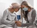 Paciente con cáncer y su madre en el hospital