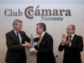 Roberto Tojeiro recibe el premio de Alfonso Rueda