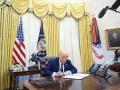 Trump firma órdenes ejecutivas en el Despacho Oval