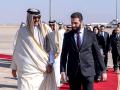 El emir de Qatar, el jeque Tamim bin Hamad al Thani, junto al presidente interino de Siria, Ahmed al Sharaa, en Damasco