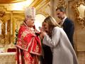 El obispo de la Diócesis de Cartagena-Murcia, José Manuel Lorca, ofrece la Santa Cruz a la Reina en la visita de 2017