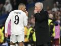 Kylian Mbappé charla con Carlo Ancelotti en el área técnica
