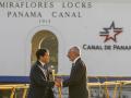 El Secretario de Estado de los Estados Unidos, Marco Rubio (izq.), estrecha la mano del Administrador de la Autoridad del Canal de Panamá, Ricaurte Vásquez