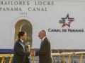 El Secretario de Estado de los Estados Unidos, Marco Rubio (izq.), estrecha la mano del Administrador de la Autoridad del Canal de Panamá, Ricaurte Vásquez