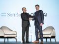El CEO de SoftBank Masayoshi Son (i) y el CEO de OpenAI Sam Altman