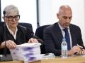 Luis Rubiales con su abogada, Olga Tubau, durante la primera sesión del juicio