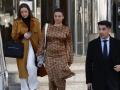 La actriz Elisa Mouliaá (c) sale de los juzgados de Plaza de Castilla