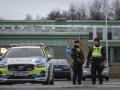 Oficiales de policía hacen guardia en el exterior del centro de educación para adultos Campus Risbergska en Orebro, Suecia