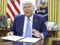 Donald Trump, con una réplica de la Copa del Mundo en el Despacho Oval de la Casa Blanca