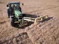 Un tractor durante la recogida de trigo en Galicia