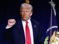 El presidente de Estados Unidos, Donald Trump, hace un gesto al llegar para hablar durante el Desayuno Nacional de Oración en el Washington Hilton en Washington, DC,