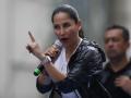 AMDEP1968. GUAYAQUIL (ECUADOR), 07/02/2025.- La candidata a la Presidencia de Ecuador por el partido Movimiento Revolución Ciudadana, Luisa González, pronuncia un discurso en su cierre de campaña este jueves, en Guayaquil (Ecuador). El presidente de Ecuador y candidato a la reelección, Daniel Noboa, y Luisa González fueron los grandes protagonistas del cierre de la campaña electoral en Ecuador y alimentaron la polarización entre ambos para los comicios del domingo, donde figuran como los favoritos pese a que en la papeleta habrá otras catorce opciones más para la Presidencia. EFE/ Carlos Durán Araújo