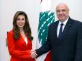 Presidente Joseph Aoun (derecha) posando para una fotografía con el enviado especial adjunto de Estados Unidos para Oriente Medio, Morgan Ortagus,