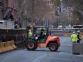 Varios operarios trabajan en Barcelona.