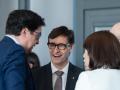 El presidente de la Generalitat, Salvador Illa, conversa con los ministros Óscar López y Diana Morant