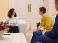 Ayuso con una víctima de la okupación