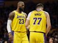 LeBron James da indicaciones a Luka Doncic en el tercer cuarto del partido contra los Utah Jazz