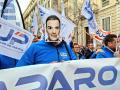 Manifestantes del SUP, con máscaras de Pedro Sánchez, este martes en Barcelona