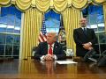 El presidente de Estados Unidos, Donald Trump, habla con la prensa después de firmar una orden ejecutiva, en la Oficina Oval de la Casa Blanca en Washington, D