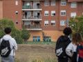 Varias personas observan el desalojo de varias familias okupas en Alcobendas en junio de 2023