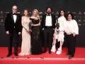 El equipo de 'La infiltrada' posa tras recibir el Goya a Mejor película (ex aequo con 'El 47'), en la 39º edición de los Premios Goya