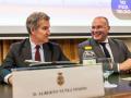 El presidente del Partido Popular, Alberto Núñez Feijóo (i), junto al portavoz de la formación en la Cámara Baja, Miguel Tellado