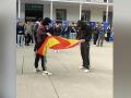 Jóvenes independentistas queman la bandera de España en la Universidad Popeu Fabra de Barcelona