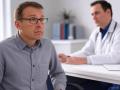 Un hombre acude a la consulta del médico