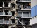 (Foto de ARCHIVO)
Bomberos trabajan en la limpieza del edificio incendiado, en el barrio de Campanar, en Valencia