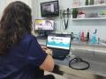 Una veterinaria clínica accediendo a la plataforma Presvet para comunicar telemáticamente prescripciones de antibióticos