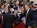 Don Felipe, junto a los vecinos valencianos que le han aclamado