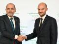 El Ministro de Asuntos Exteriores de Jordania, Ayman Safadi (i), estrecha la mano del Ministro francés para Europa y de Asuntos Exteriores, Jean-Noël Barrot.