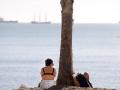 Personas en la playa de la Malagueta. A 10 de enero de 2025 en Málaga, Andalucía (España)
