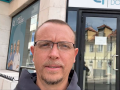 Sacerdote frente a clínica de abortos