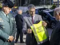 Pere Navarro y el ministro Grande-Marlaska durante la entrega de los primeros chalecos